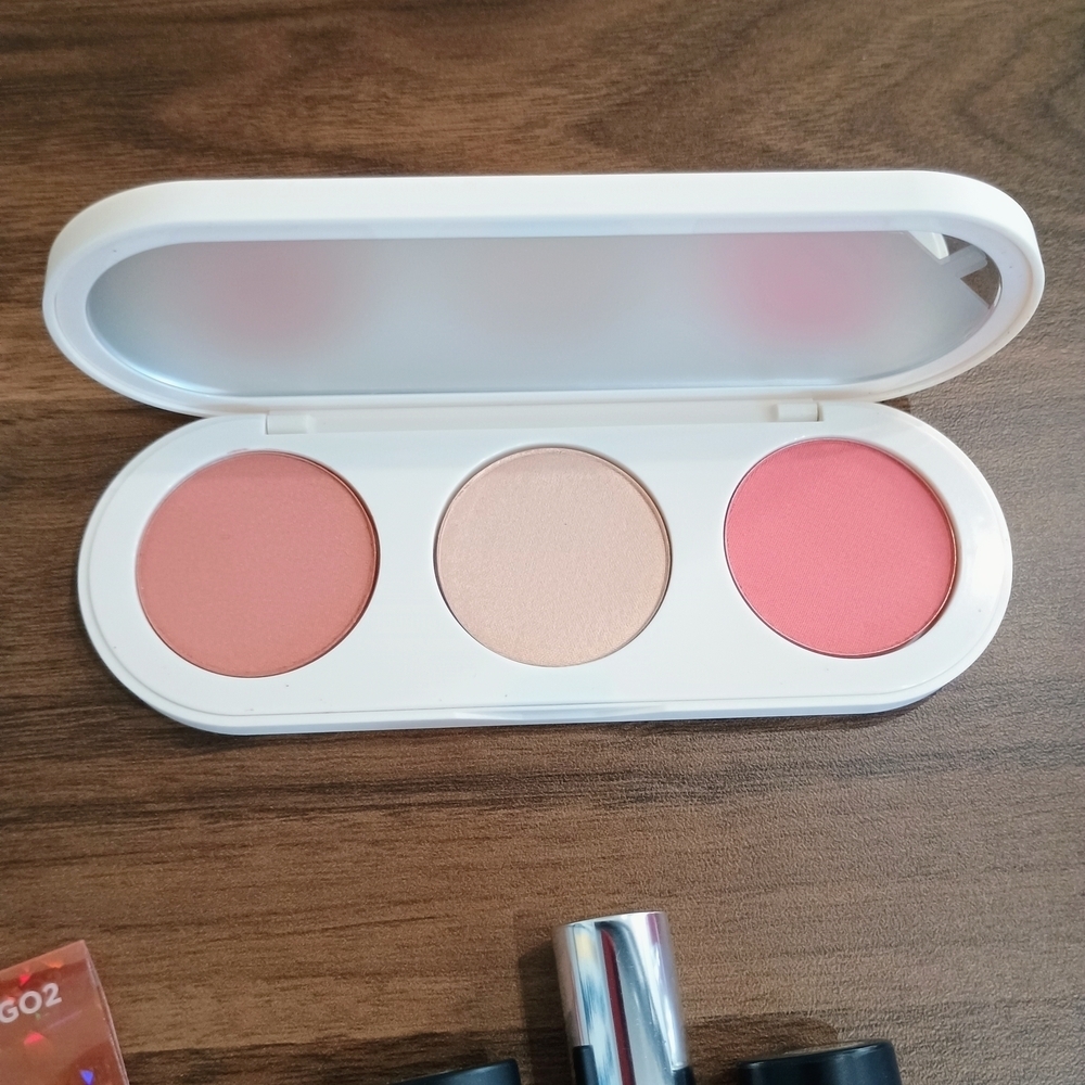 Makeup Bundle With Make Up Brushes - Picture 4 of 8